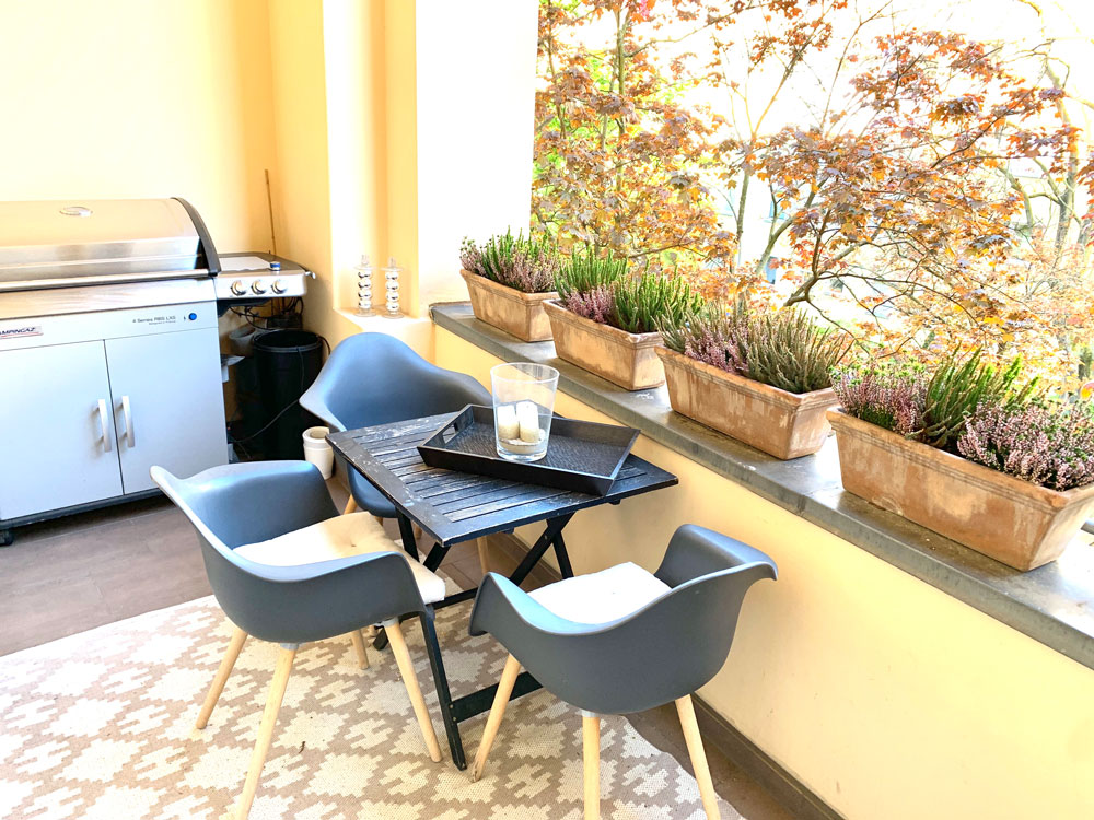 Balkon eines Stuckaltbaus in Berlin-Schöneberg nahe KaDeWe